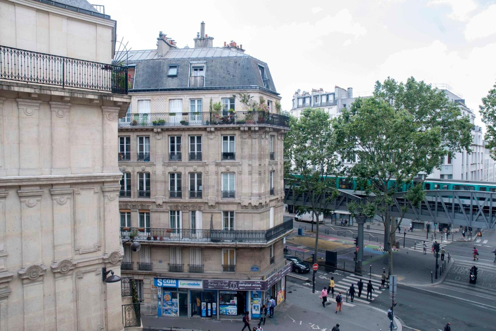 Between Montmartre And The Saint-martin Canal Appartement